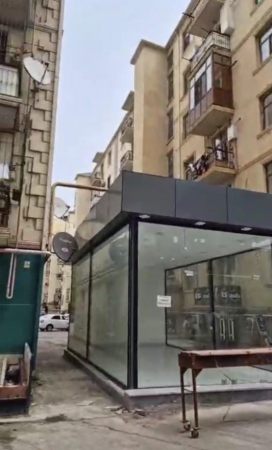 BURALAR SAHİBSİZDİR: AAAF Parkda yolu bağlayıb, mağaza tikdilər